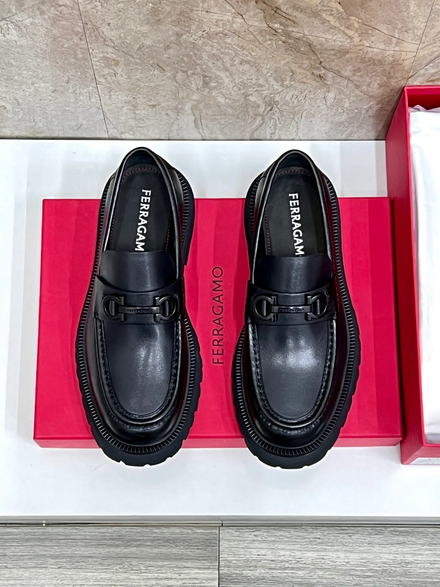 Original quality P780 Brand: Ferragamo Standard code: Men's code 39.40.41.42.43.44 Grade: Same style as the official website High-quality men's shoes Material: Customized first-layer calfskin with water-dyed cowhide lining Cowhide tiptoe Original non-slip and wear-resistant rubber outsole Style category: Men's formal business leather shoes are young and fashionable European and American trends British style Casual matching Comfortable feet Color: actual picture